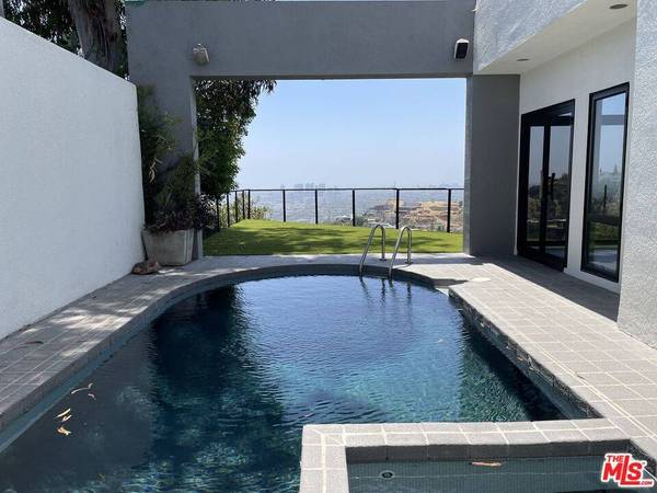 8424 Grand View Dr, Los Angeles, CA 90046