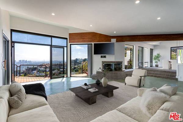 8424 Grand View Dr, Los Angeles, CA 90046
