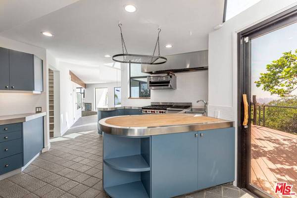 8424 Grand View Dr, Los Angeles, CA 90046