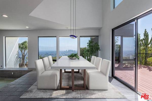 8424 Grand View Dr, Los Angeles, CA 90046
