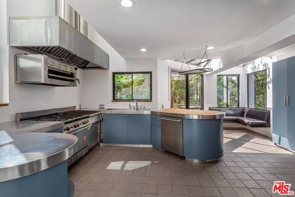 8424 Grand View Dr, Los Angeles, CA 90046