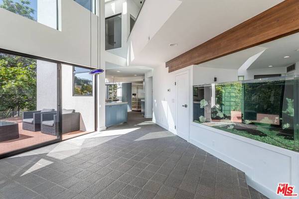 8424 Grand View Dr, Los Angeles, CA 90046