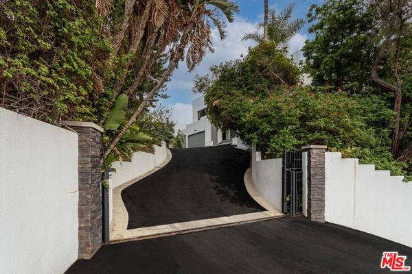 8424 Grand View Dr, Los Angeles, CA 90046