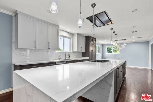 5502 S Chariton Ave, Los Angeles, CA 90056