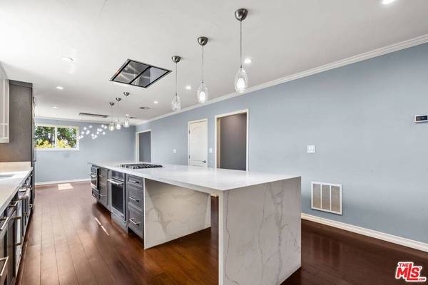 5502 S Chariton Ave, Los Angeles, CA 90056