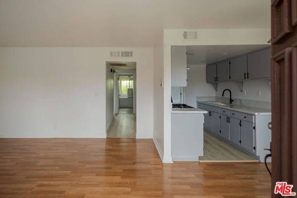 8505 Columbus Ave #307, Los Angeles, CA 91343
