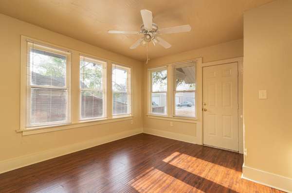 709 E Houston St, Luling, TX 78648-3011