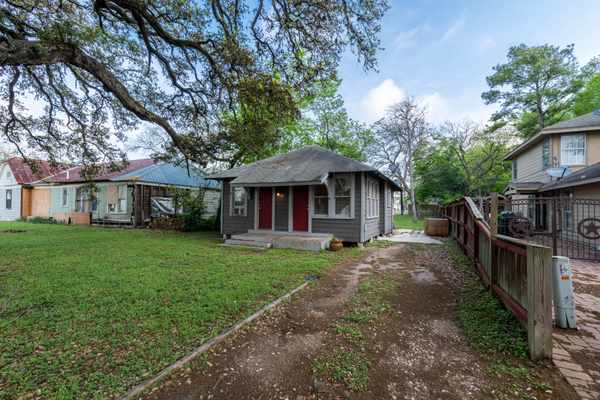 709 E Houston St, Luling, TX 78648-3011