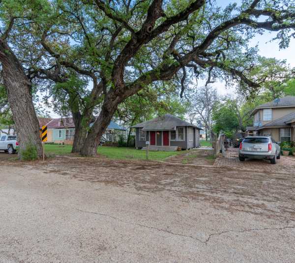 709 E Houston St, Luling, TX 78648-3011