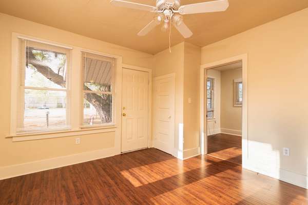 709 E Houston St, Luling, TX 78648-3011