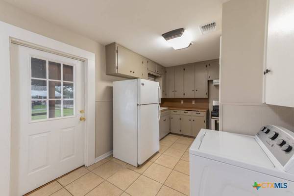 126 Bellaire ST, Luling, TX 78648