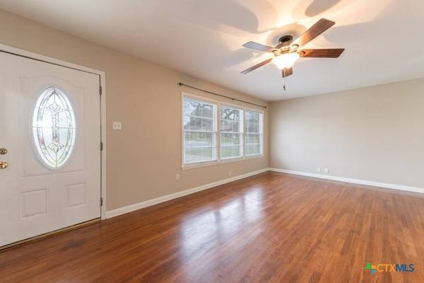 126 Bellaire ST, Luling, TX 78648