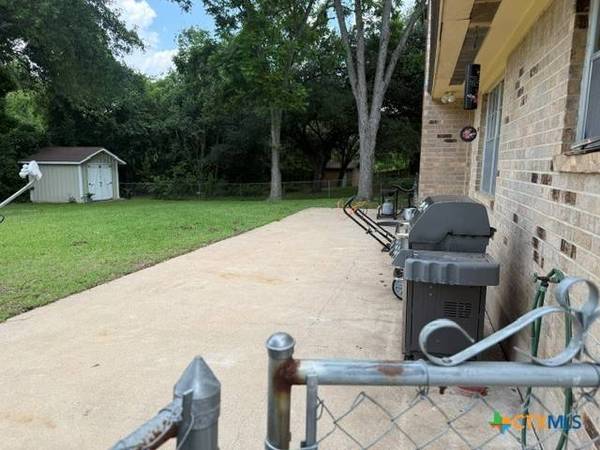 203 Memorial DR, Luling, TX 78648
