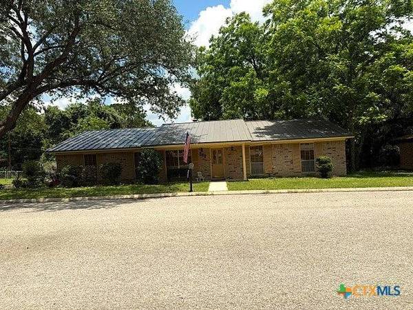 203 Memorial DR, Luling, TX 78648