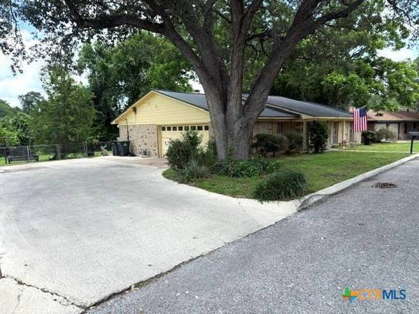 203 Memorial DR, Luling, TX 78648