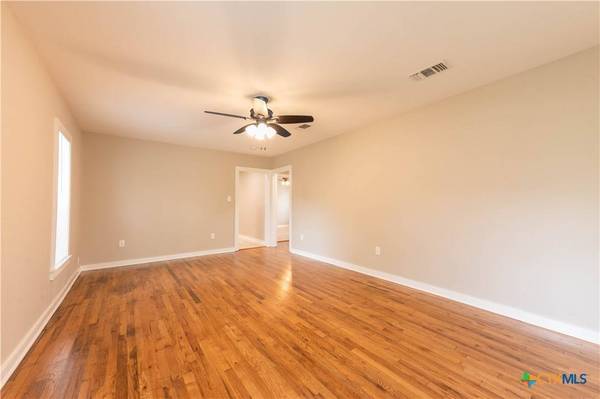 705 S Laurel AVE, Luling, TX 78648