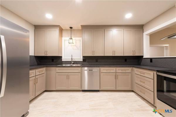 705 S Laurel AVE, Luling, TX 78648