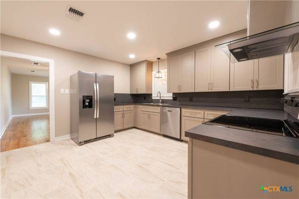 705 S Laurel AVE, Luling, TX 78648