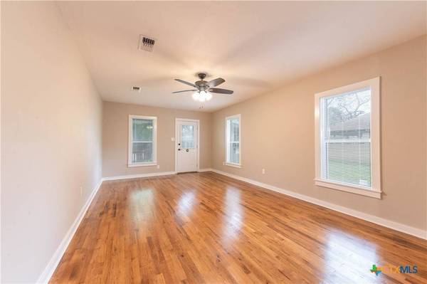 705 S Laurel AVE, Luling, TX 78648