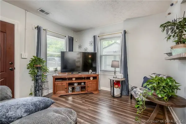 4618 Grandview DR, Louisville, KY 40216
