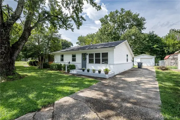 826 W Larkspur DR, Jeffersonville, IN 47130