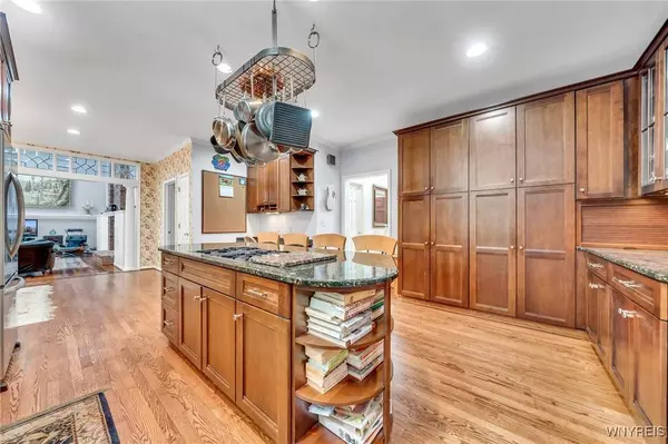 9555 The Maples, Clarence, NY 14031