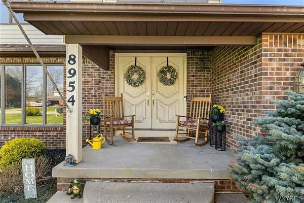 8954 Candlewood LN, Clarence Center, NY 14032