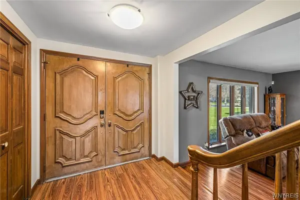 8954 Candlewood LN, Clarence Center, NY 14032