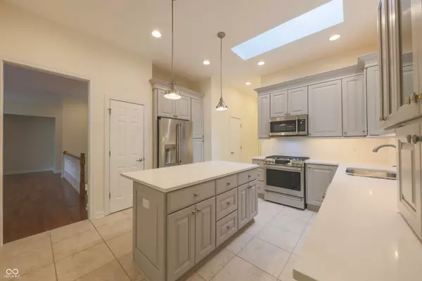 8069 Middle Bay LN, Indianapolis, IN 46236