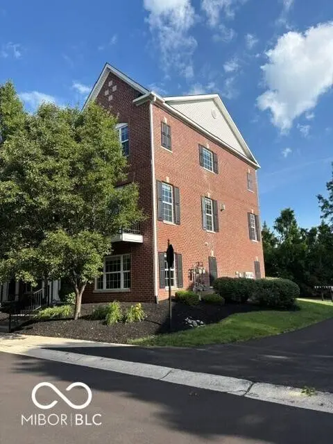 8233 Dan Allen DR, Fishers, IN 46038