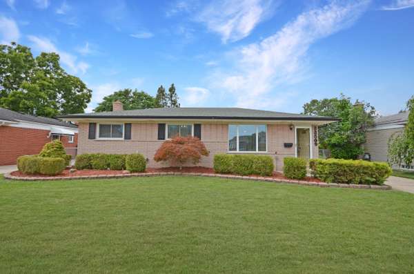 33509 Stonewood Dr, Sterling Heights, MI 48312-6565
