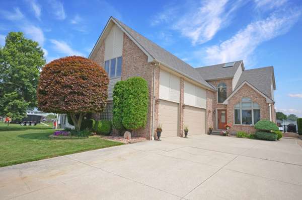 38048 Huron Pointe Dr, Harrison Twp, MI 48045-2831