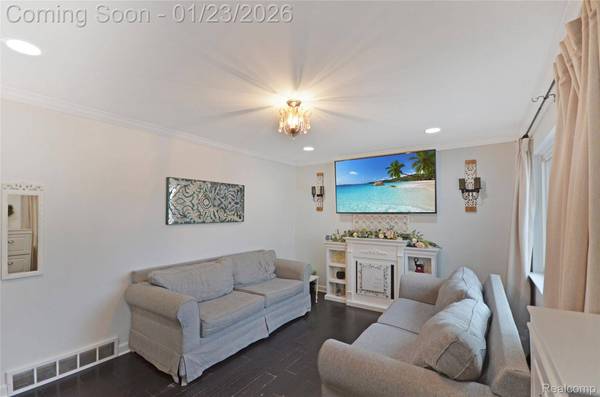 9015 Headley DR, Sterling Heights, MI 48314