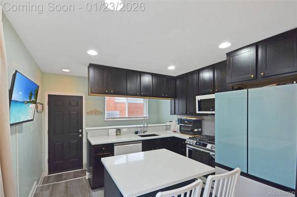 9015 Headley DR, Sterling Heights, MI 48314