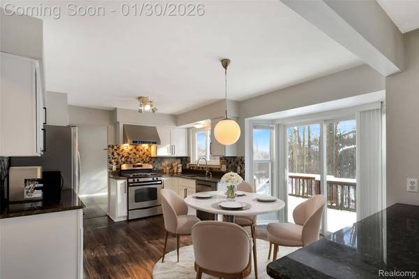 1041 Walloon CT, Lake Orion, MI 48360