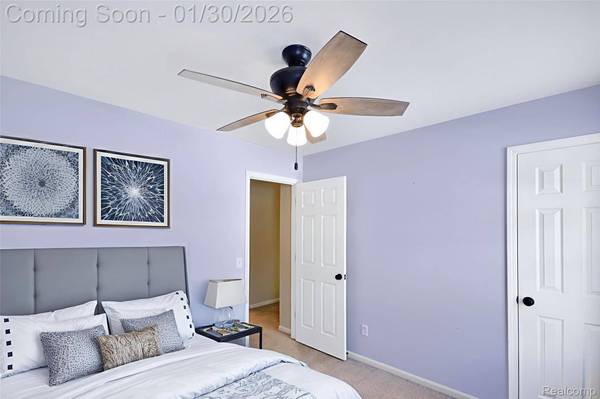 1041 Walloon CT, Lake Orion, MI 48360