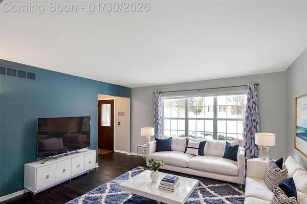 1041 Walloon CT, Lake Orion, MI 48360