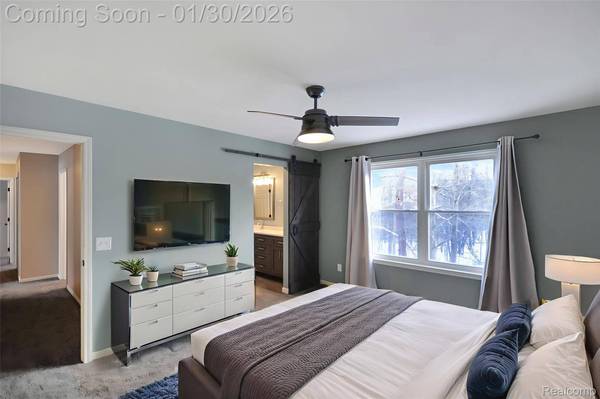 1041 Walloon CT, Lake Orion, MI 48360