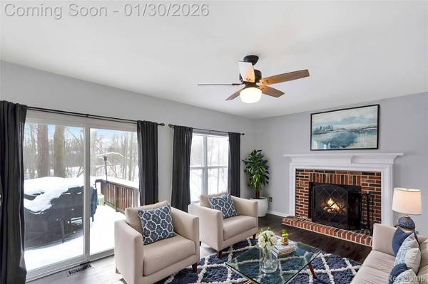1041 Walloon CT, Lake Orion, MI 48360