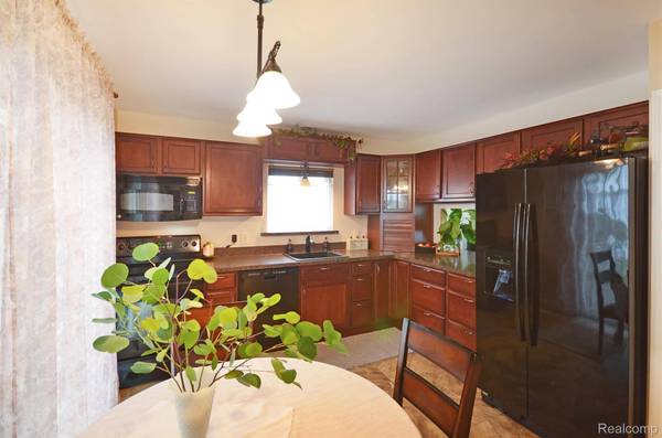 43475 Deborah DR, Sterling Heights, MI 48313