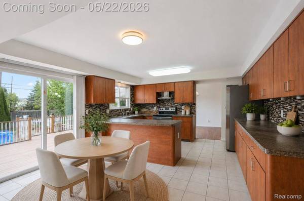 4048 Augustine DR, Sterling Heights, MI 48310