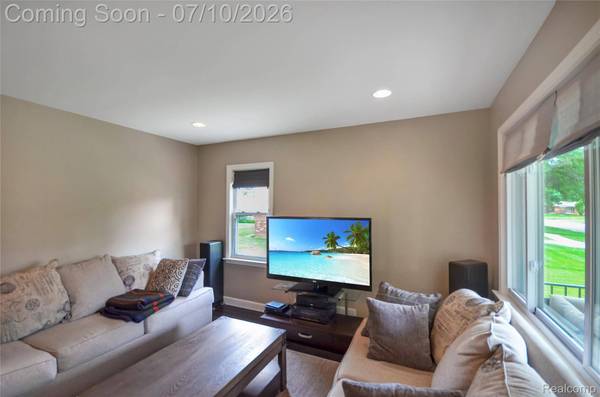 29067 Milton AVE, Madison Heights, MI 48071