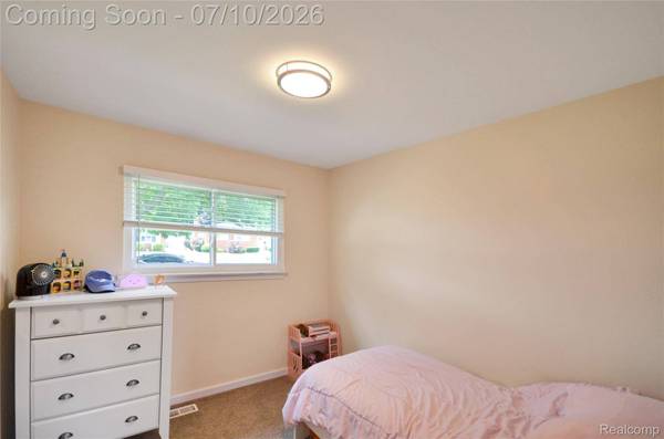 32354 Beechwood DR, Warren, MI 48088