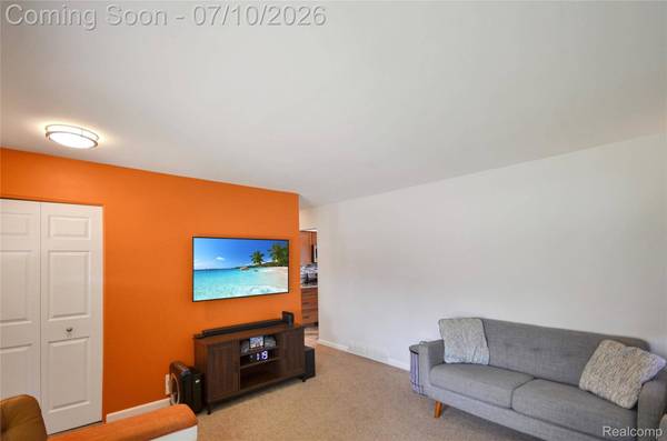 32354 Beechwood DR, Warren, MI 48088