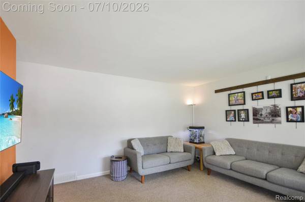 32354 Beechwood DR, Warren, MI 48088