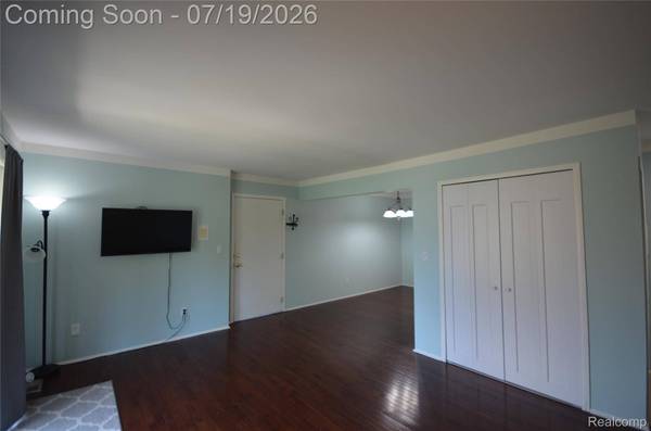29257 Hayes RD #7, Warren, MI 48088