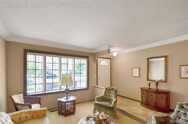 33633 Mina DR, Sterling Heights, MI 48312