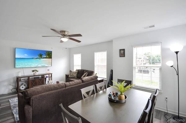 8425 Williamstown DR, Shelby Charter Township, MI 48316