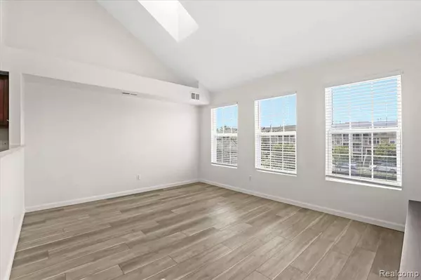 1097 Foxboro 31, Troy, MI 48083