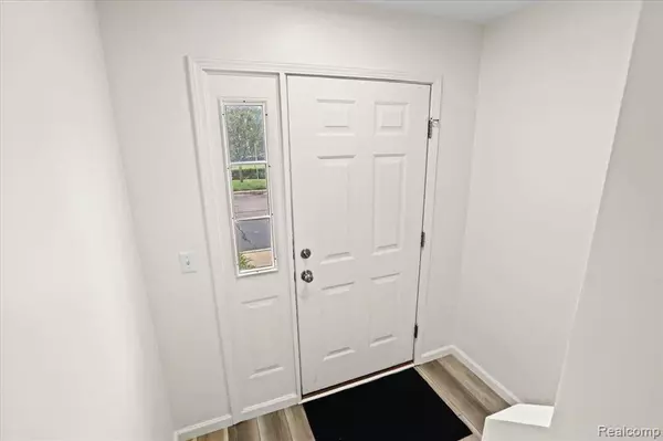 1097 Foxboro 31, Troy, MI 48083